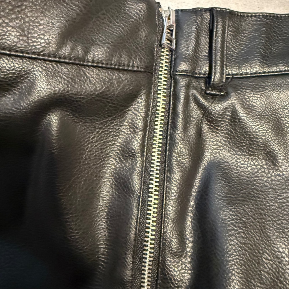 H&M Black Faux Leather Mini Skirt Side Zip US 6‎ EU 38 - Picture 5 of 8